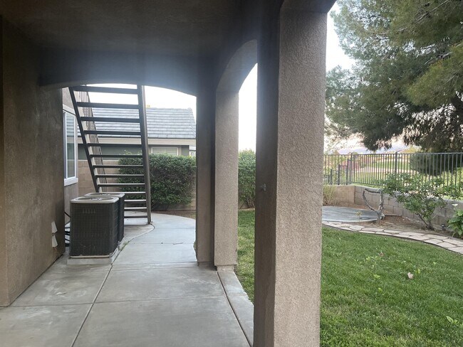Building Photo - 4350 Club Vista Dr