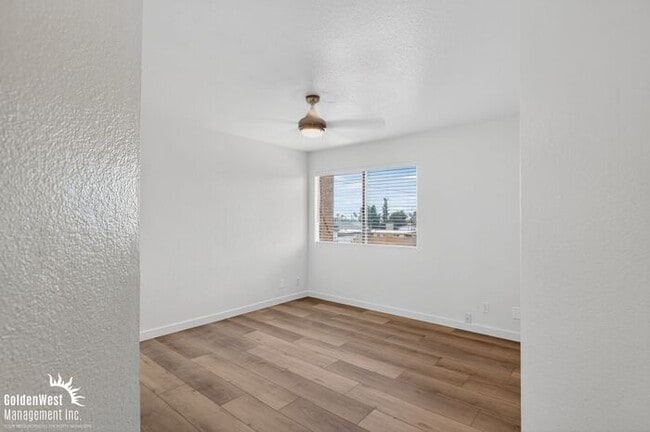 Building Photo - Stylish 2Bdm 1Ba Apartment with Fireplace in Phoenix - MI Special!
