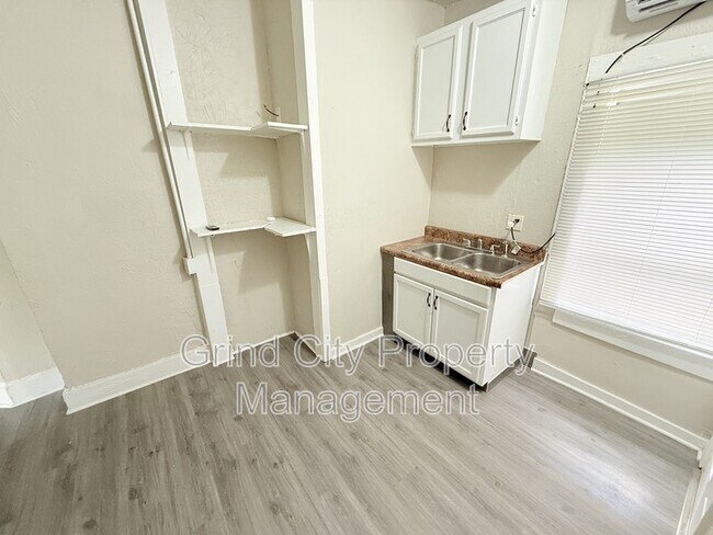 Building Photo - 997 S Willett St