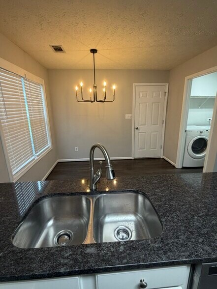 Kitchen-Breakfast - 387 Ayelsbury Ct