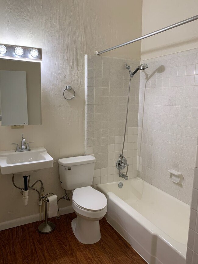 Building Photo - 174-174 Hart Ave