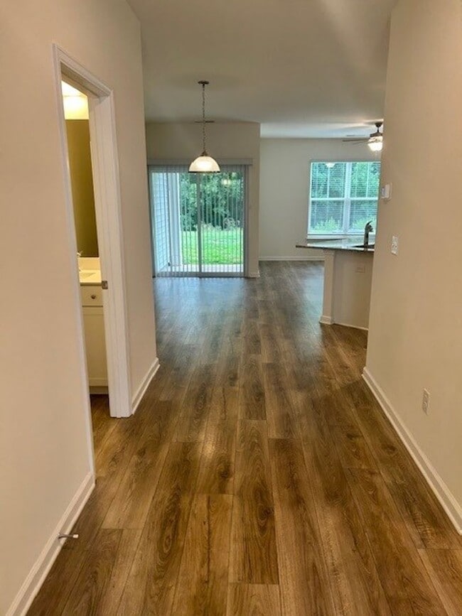 Building Photo - FREE RENT - $1000 Off First Month's Rent! ...