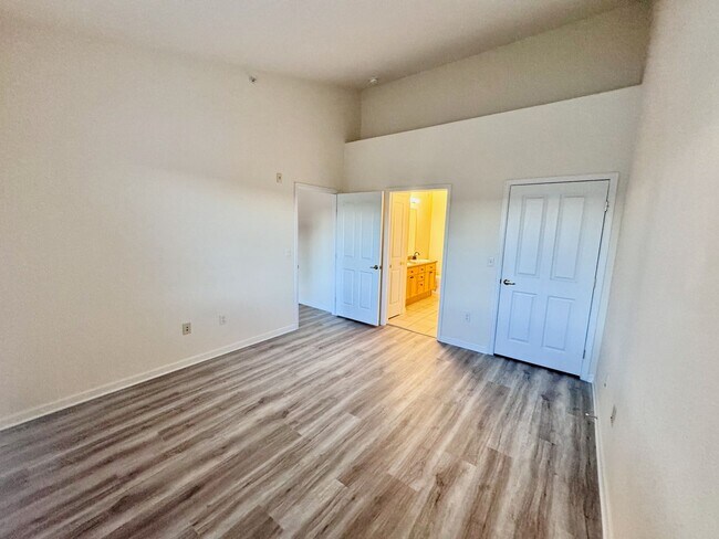 Building Photo - SW Littleton Top Floor Condo with Mountain Views!