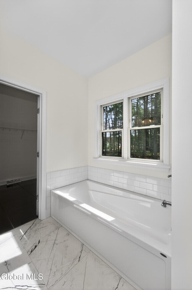 Building Photo - 622 Acland Blvd