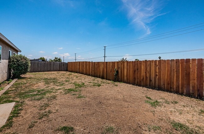 Building Photo - Modern Renovated 4BR Home in Oceanside – P...
