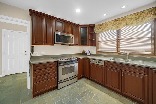 Building Photo - 933 Shambliss Ln