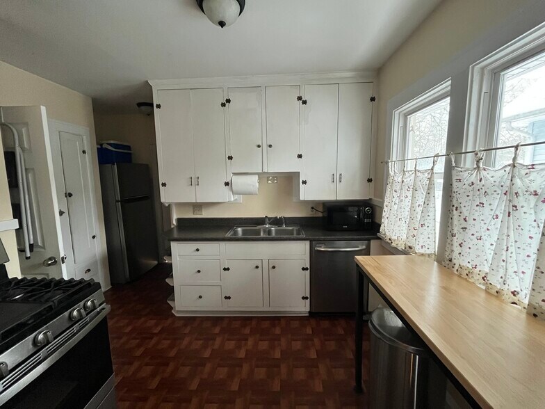 Kitchen - 1265 W Clifton Blvd