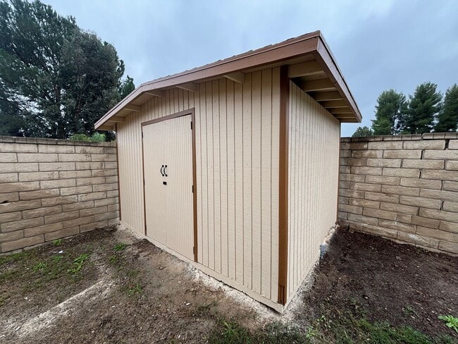 Building Photo - Charming Single-Story 3-Bedroom Pool Home in Valencia!