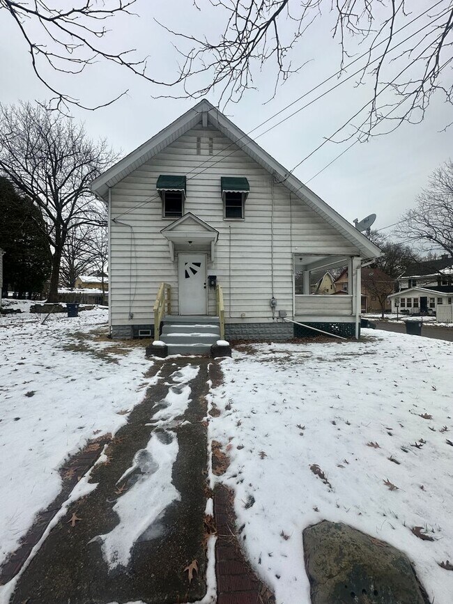 Building Photo - 4 Bed / 2 Bath Fully Updated Home on Corner Lot!