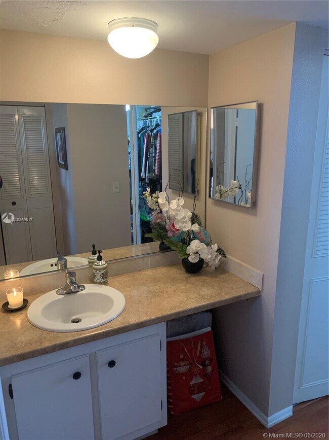 Building Photo - 9450 Poinciana Pl