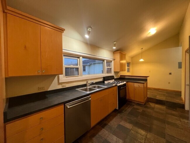 Building Photo - 3030 Park St