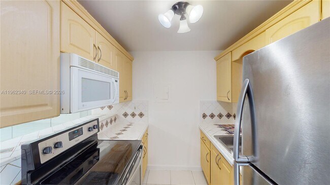 Building Photo - 160 SW 30th Ave