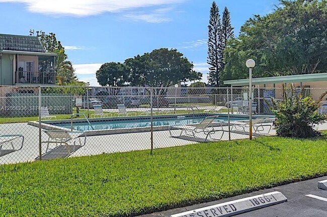 Building Photo - 1815 Fairview Villas Dr