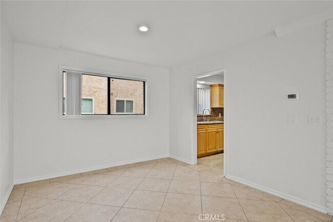 Building Photo - 13861 Vanowen St