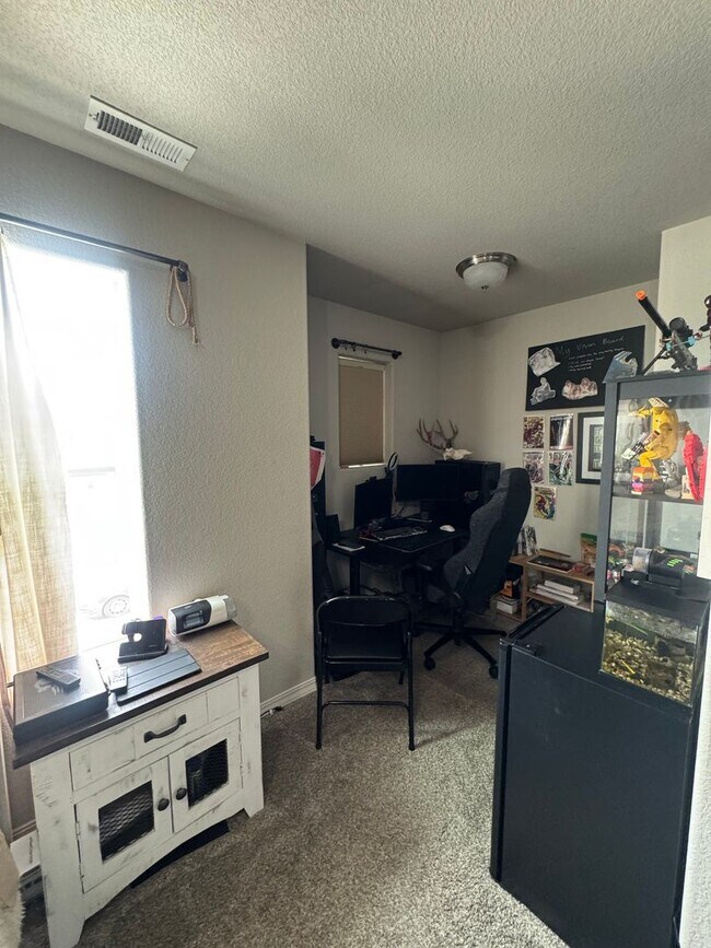 Building Photo - 3 Bed 2.5 Bath Home in Fountain Available in June