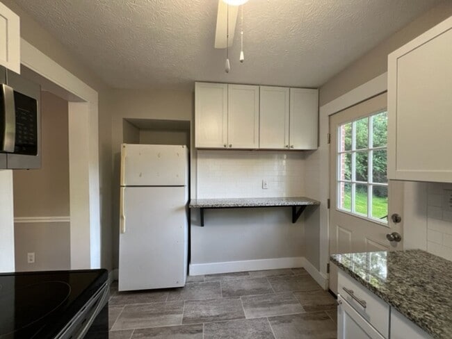 Building Photo - Adorable 3 Bedroom/2 Bath Home located in ...