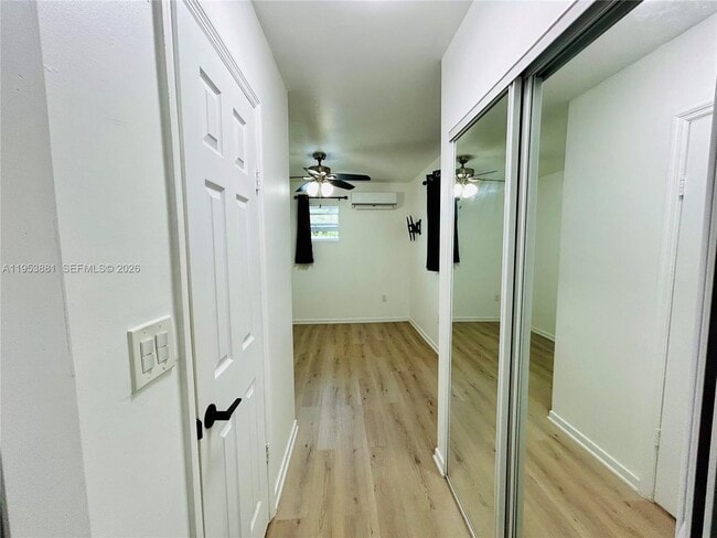 Building Photo - 880 SE 4th Pl