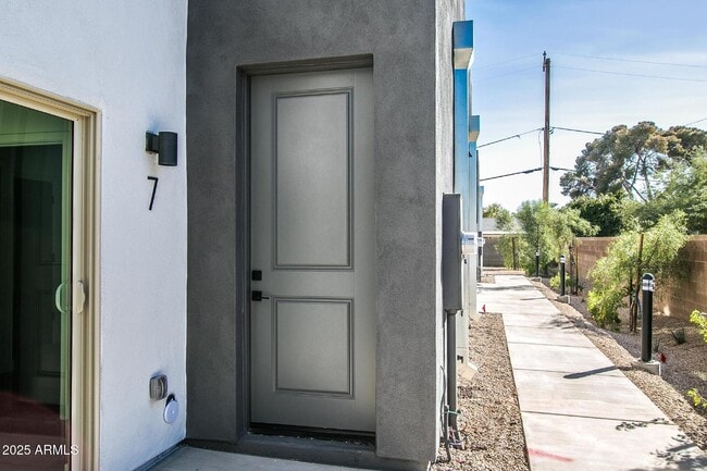 Building Photo - 1443 E Osborn Rd