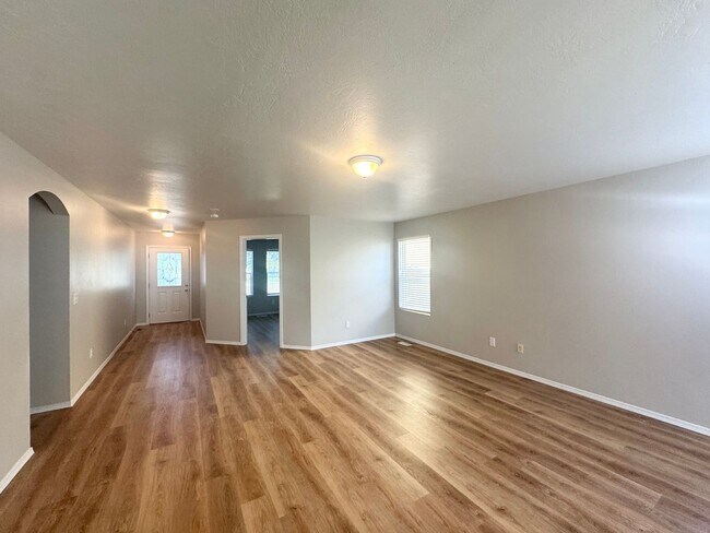 Building Photo - Beautiful Single Level- 3 Bed 2 Bath - Pet...