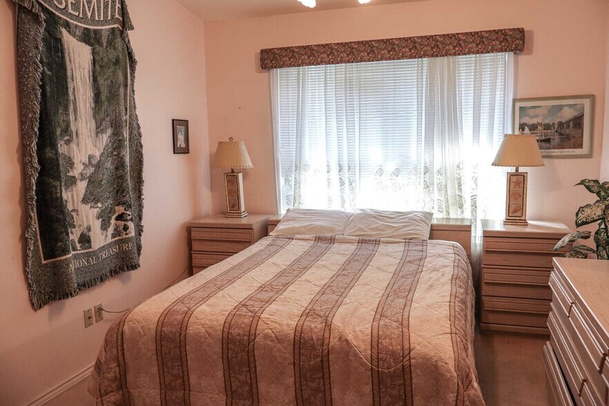 Building Photo - 108 E Campeche St