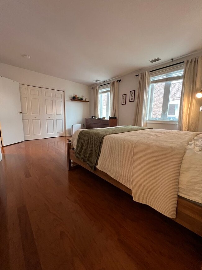 Building Photo - Gorgeous 2-Bed/2-Bath Condo in the Heart of Old City! Available August 1st!