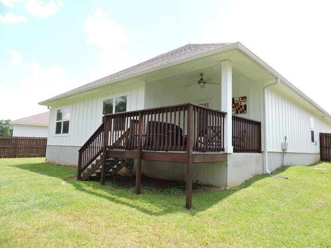 Building Photo - Easy access to shopping, interstate & Navy...