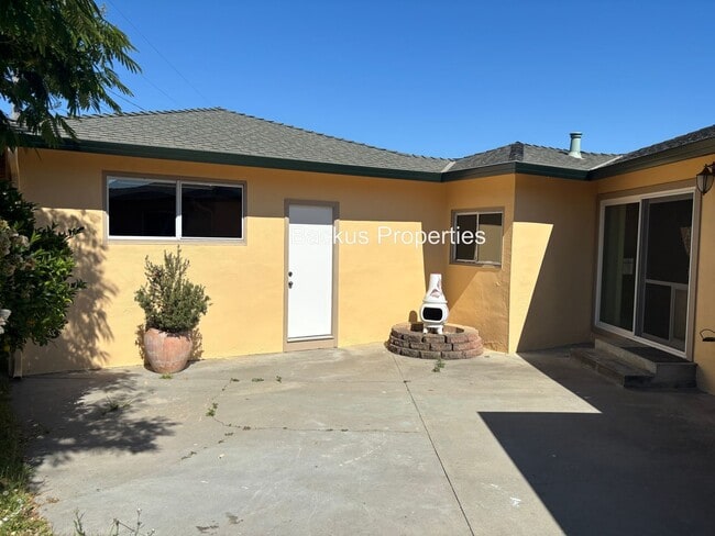 Building Photo - 209 La Mesa Dr