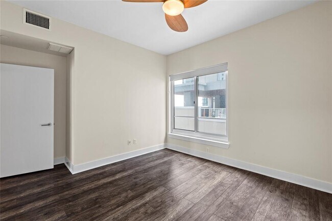 Building Photo - 603 Davis St