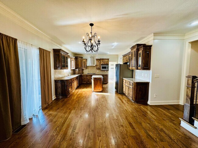 Building Photo - {20067} Custom Built Home in Woodland Mano...