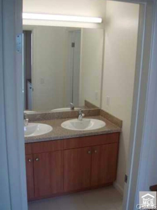 Building Photo - 367 E Memory Ln