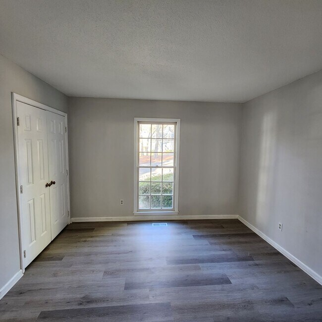 Building Photo - 3 Bedroom Townhome For Rent