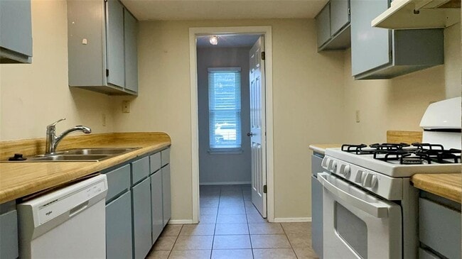 Building Photo - 1213 Kenyon Dr