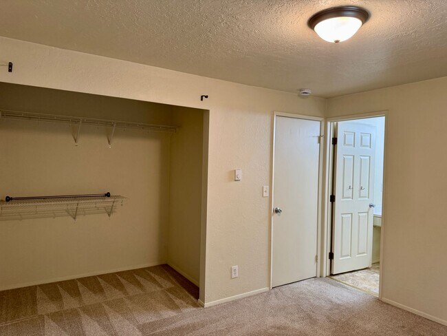 Building Photo - Silverdale - Chico Way neighborhood 3 bedroom duplex now available