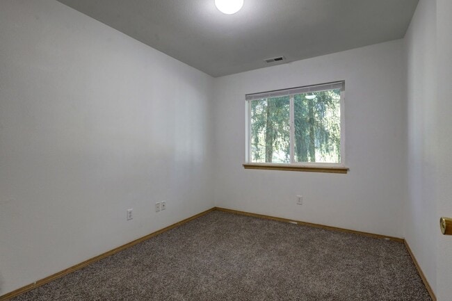 Building Photo - Charming 3 Bedroom Home Nestled Among the Trees in Bonney Lake – Spacious & Private