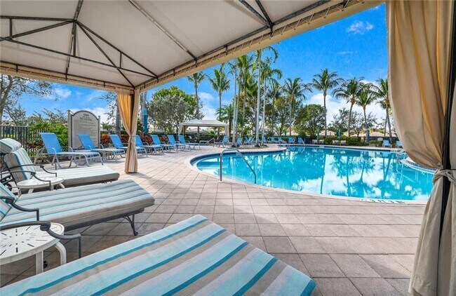 Building Photo - ***STUNNING FURNISHED/ UNFURNISHED ANNUAL*...