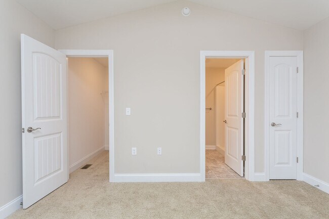 Building Photo - Townhouse for Rent in Crescent Ridge
