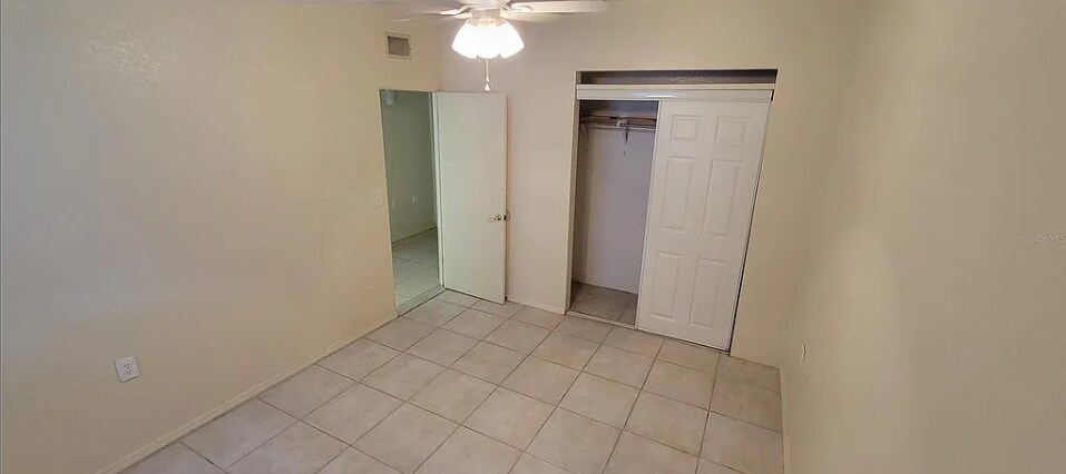 Building Photo - 2483 Lakeshore Cir