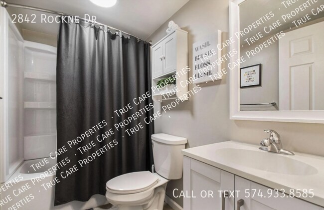 Building Photo - 2842 Rockne Dr