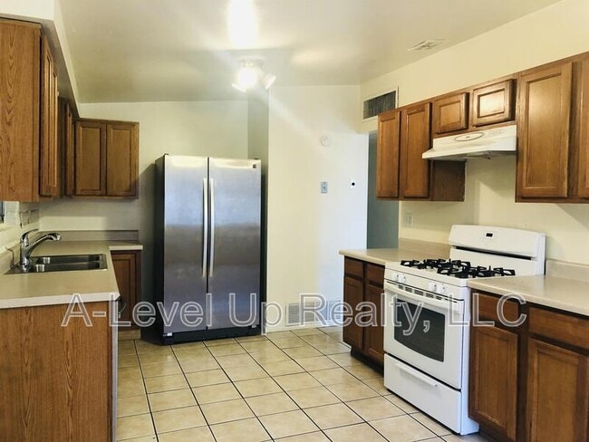 Building Photo - 316 E Elm St