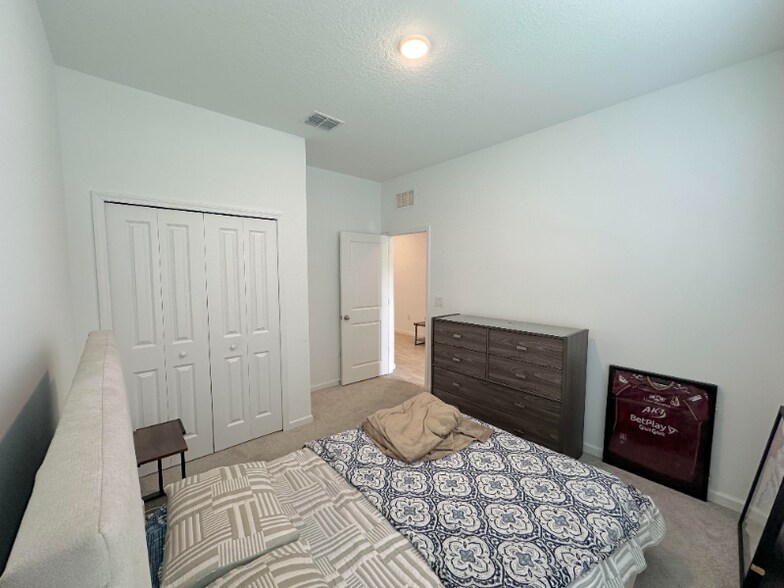 Building Photo - 3501 Yarian Dr