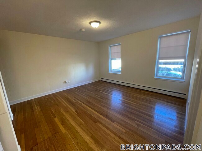 Primary Photo - 164 N Beacon St