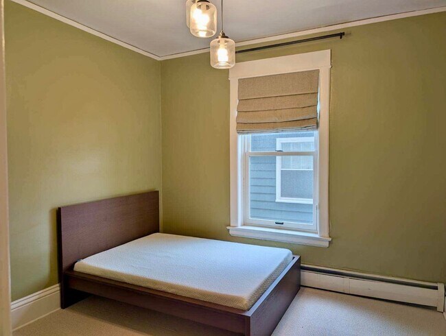 Building Photo - Stunning 3 bedroom main floor unit in prime Saint Paul location.