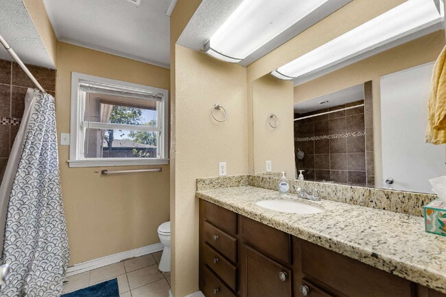 Building Photo - 520 Helena St