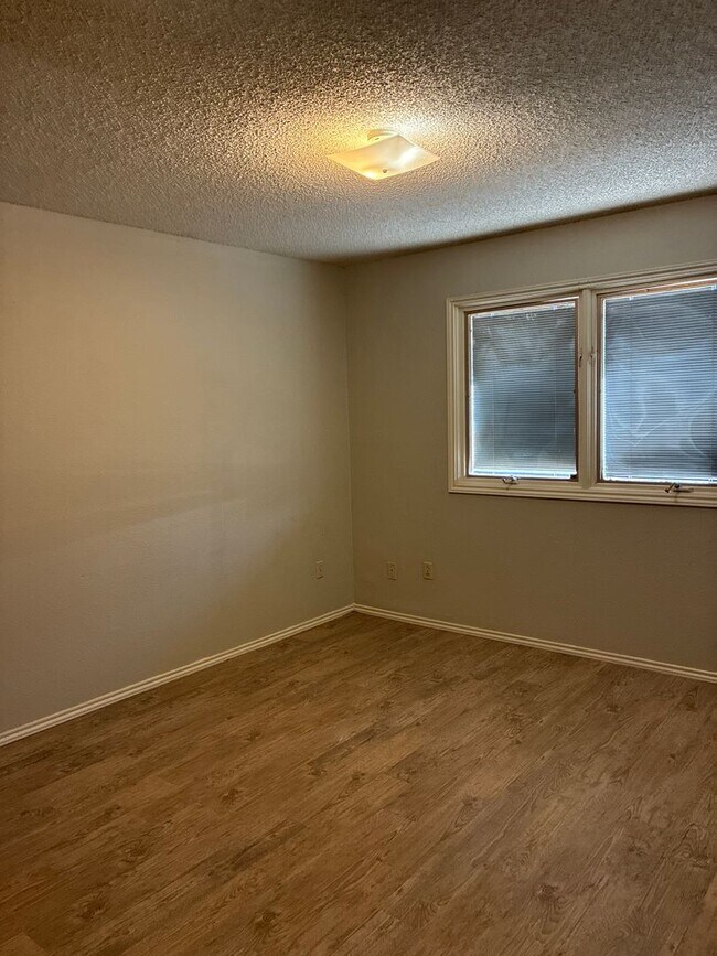 Building Photo - 8204 Vernon Ave