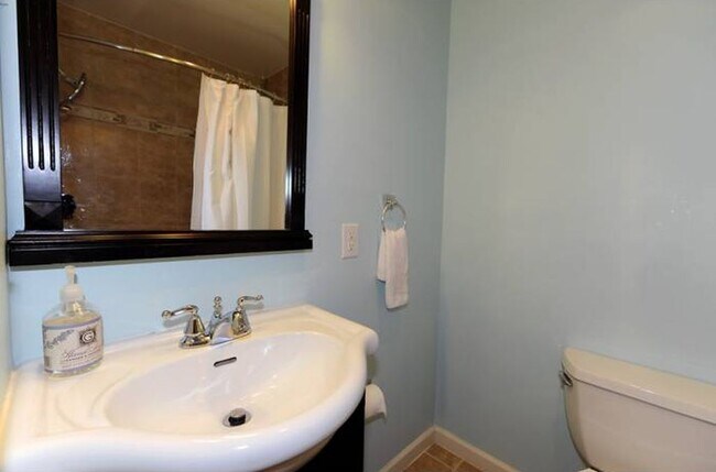 Building Photo - 1012 7th St SE