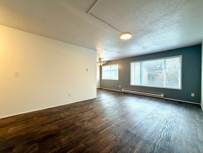 Building Photo - **$750 DEPOSIT + FREE FIRST MONTH'S RENT** Spacious Top Floor Unit~ Great Natural Light~ Updated ...