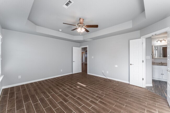 Building Photo - Welcome to this stunning 4-bedroom, 2-bathroom