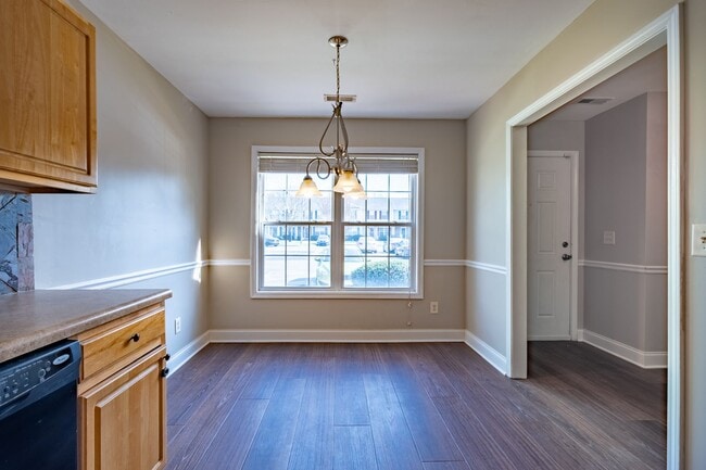 Building Photo - Private 2BR Townhome with Two En-Suite Bathrooms