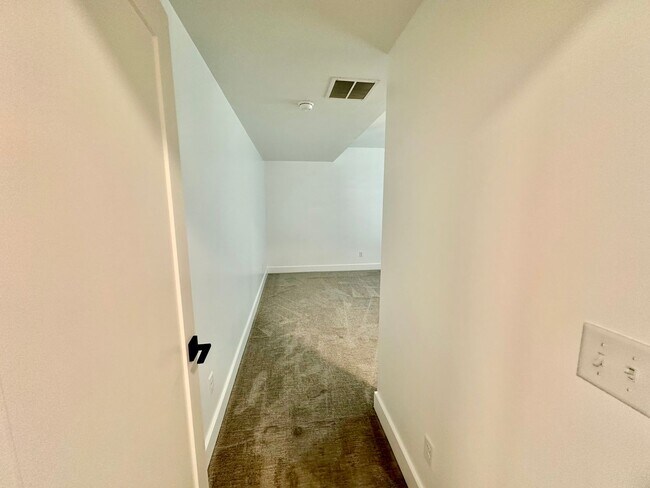 Building Photo - Gorgeous 5 Bed 3.5 Bath Home at Daybreak I...