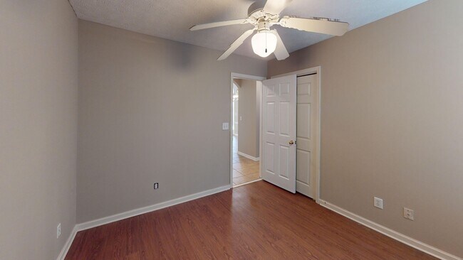 Building Photo - 860 Autumn Ridge Rd